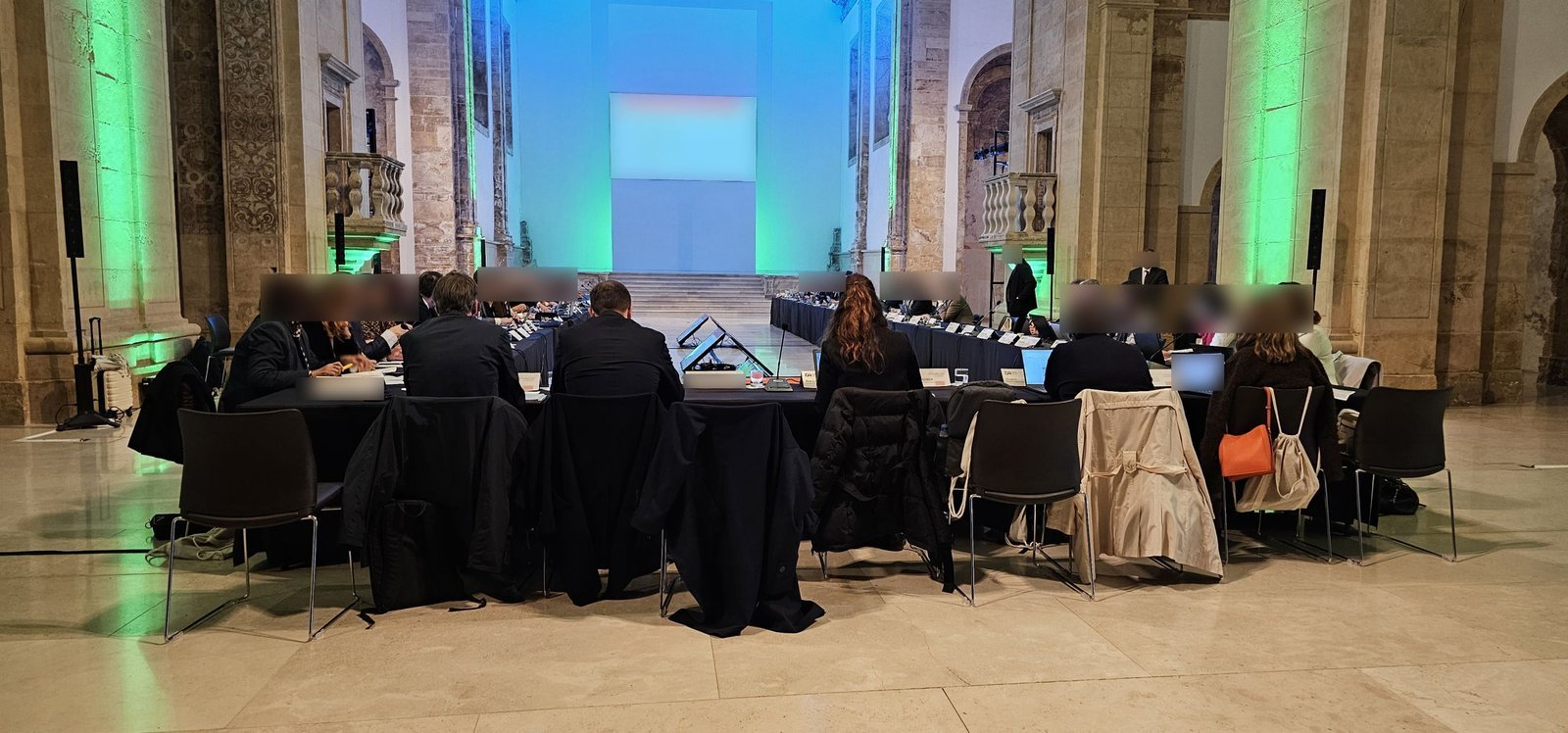 Reunião com 30 microfones e tradução simultânea remota — Equipamentos AV, Interpretação simultânea remota — Turnip Portugal